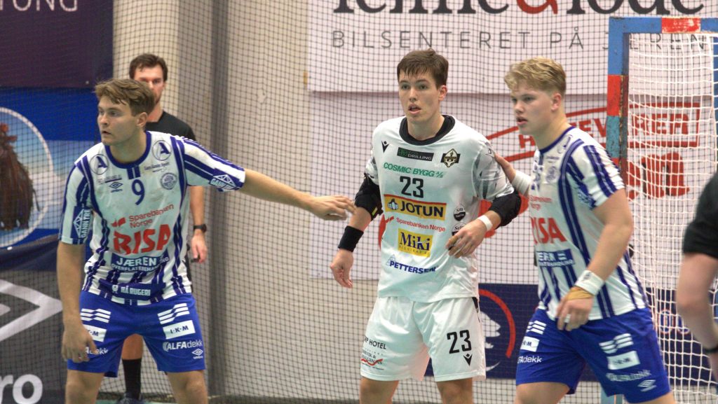 Rassin Haugseng (9) og Casper Sundsbak-Gullaksen gjorde manns jobb mot Runar og Sander Myklebust.