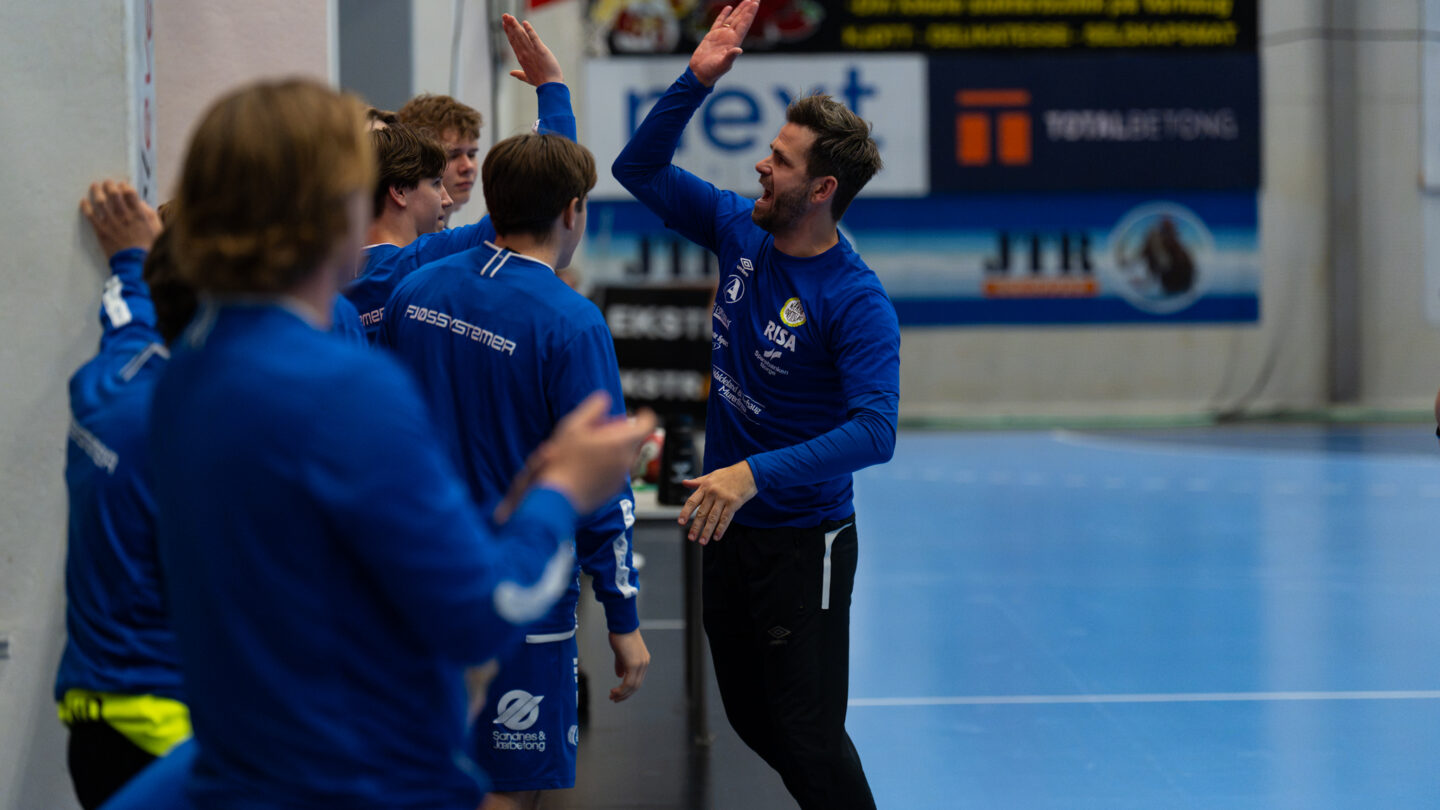 Nærbø-trener jubler og gir high five til spillerne på benken